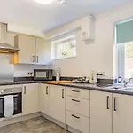 Lovely Magnolia Apartment- 1King And 4 Single Accommodation Torquay