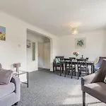 Lovely Magnolia Apartment- 1King And 4 Single Accommodation Torquay